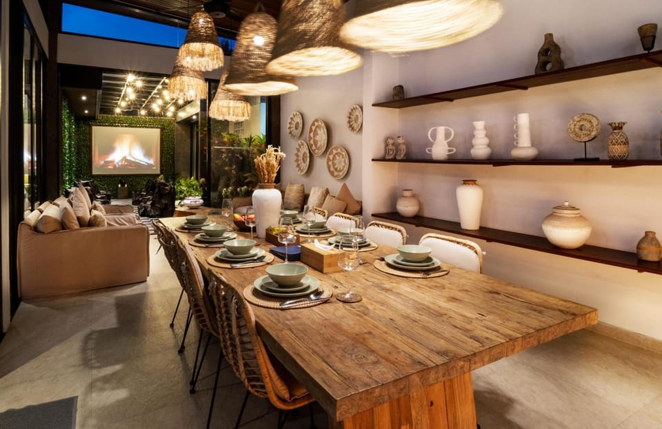 Living room, Seating area, Dining area, Food