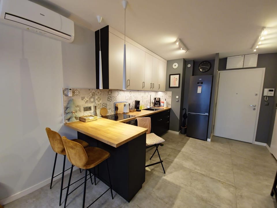 Coffee/tea facilities, Kitchen or kitchenette, Dining area, minibar, oven, pet friendly, stove, air conditioner