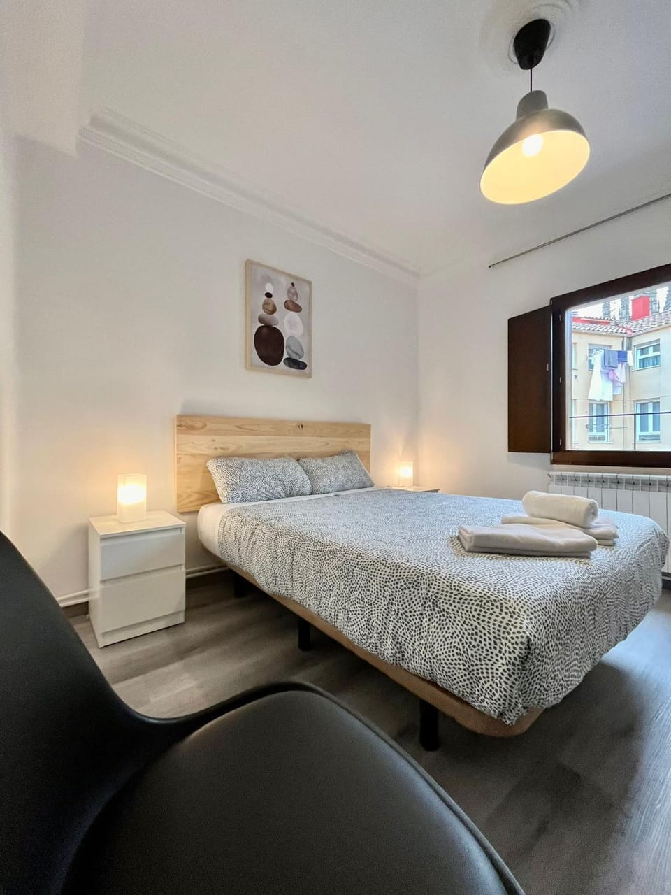 Bed, Living room, Photo of the whole room, Bedroom, towels