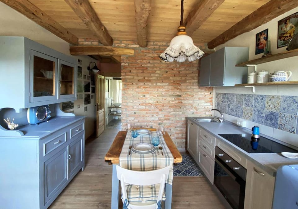 Kitchen or kitchenette, Seating area, Dining area, stove