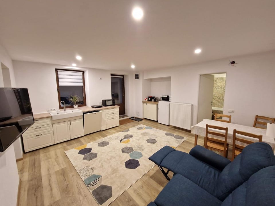 TV and multimedia, Kitchen or kitchenette, Living room, Seating area, Dining area