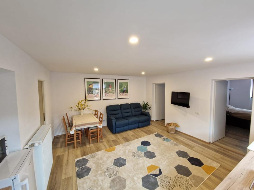 TV and multimedia, Living room, Seating area, Dining area, Evening entertainment