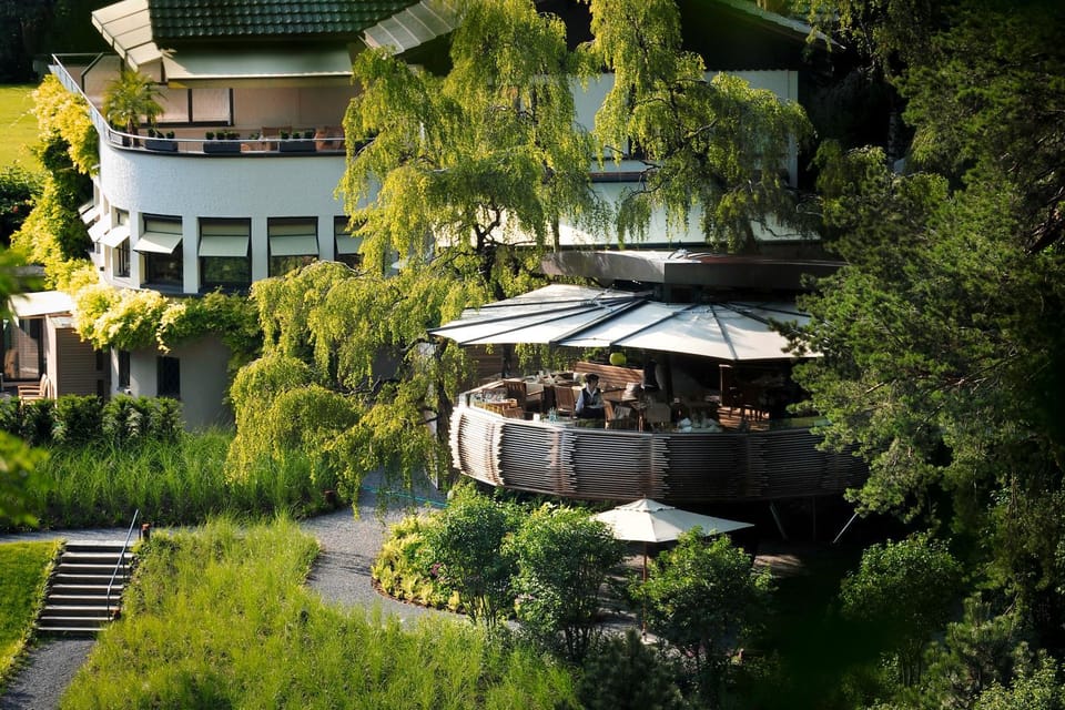 Property building, Restaurant/places to eat, Balcony/Terrace
