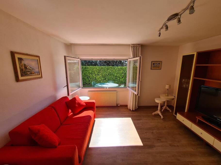 TV and multimedia, Living room, Seating area, Bedroom