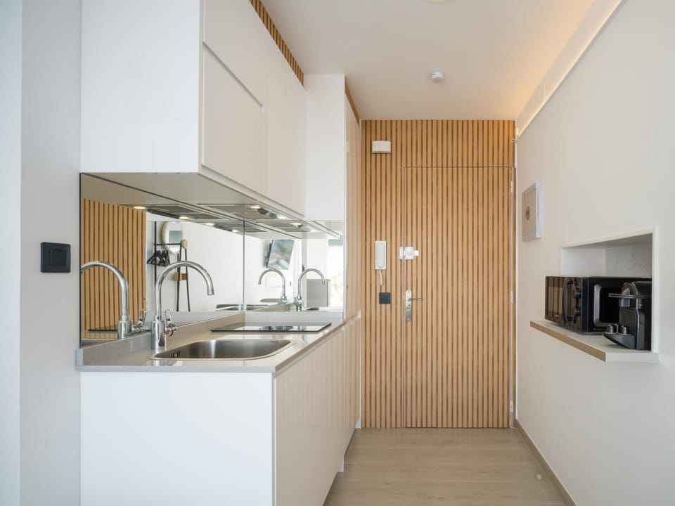 Kitchen or kitchenette, minibar