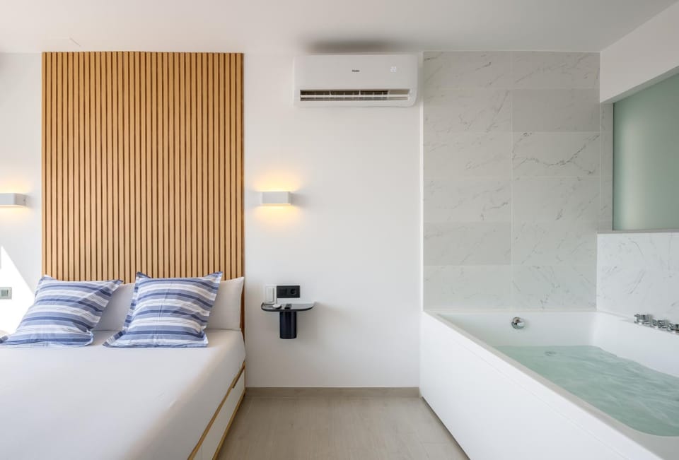Bed, Photo of the whole room, Bath, air conditioner