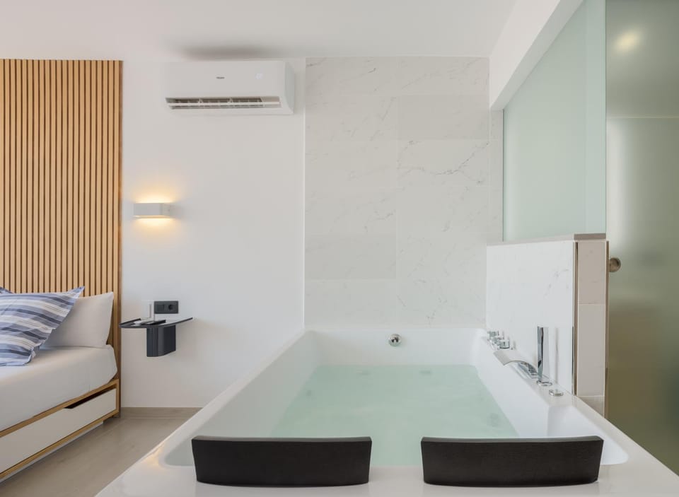 Hot Tub, air conditioner