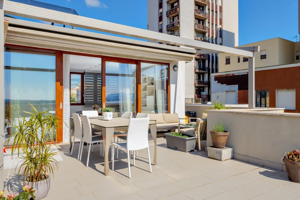 Property building, Balcony/Terrace, Living room