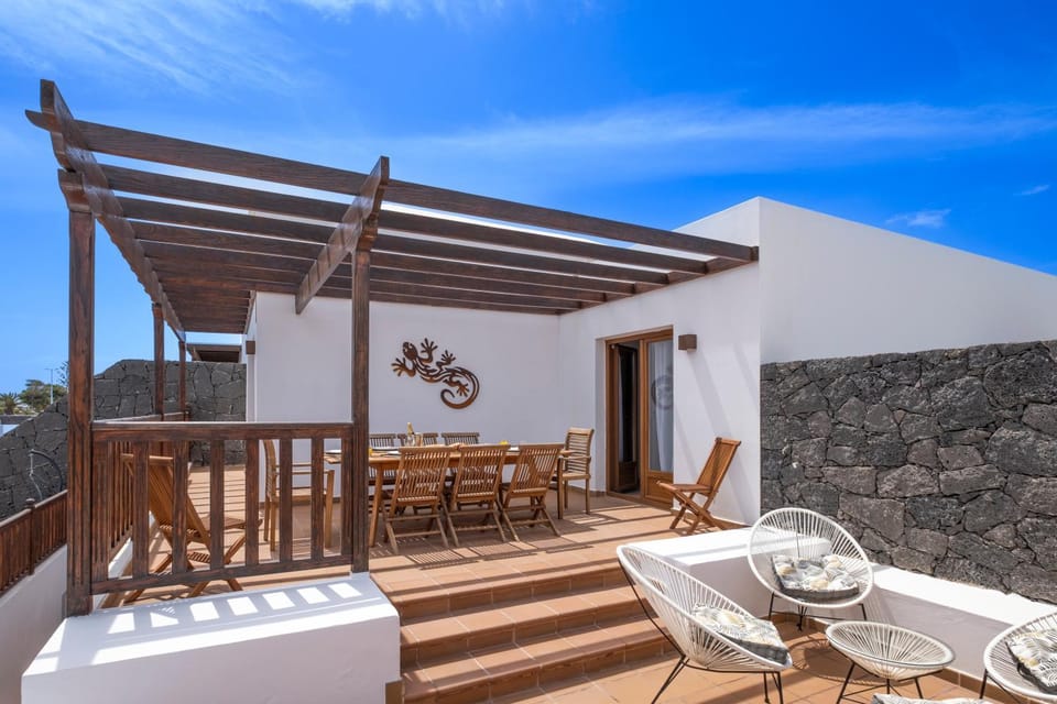 Property building, Balcony/Terrace, Living room