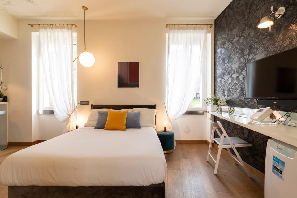 Bed, TV and multimedia, Photo of the whole room