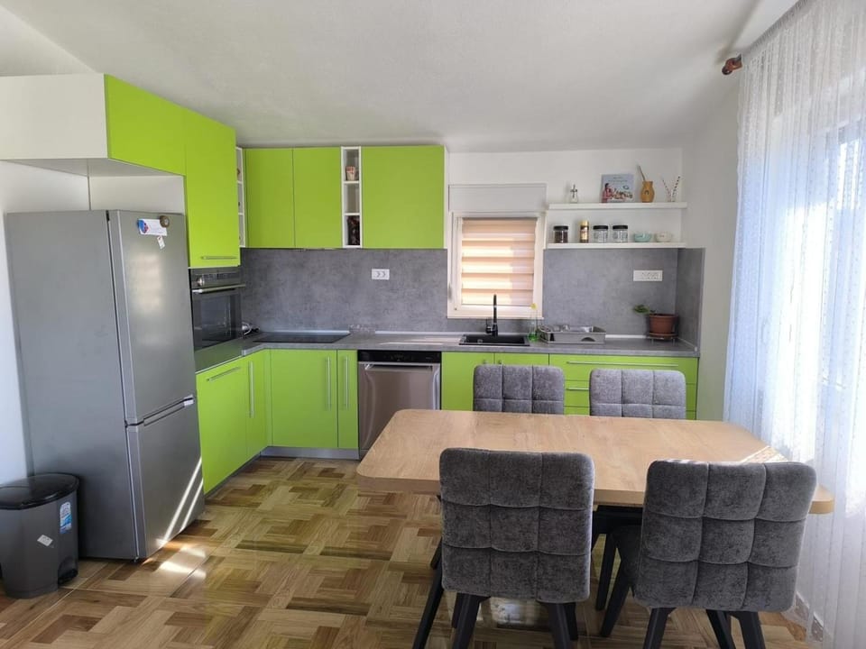 Kitchen or kitchenette, Dining area