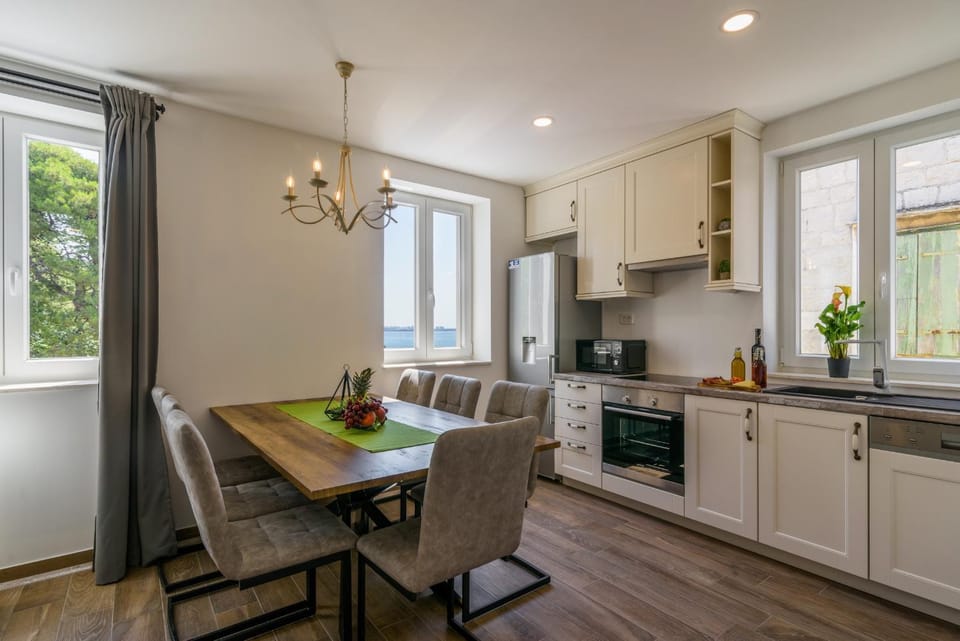 Kitchen or kitchenette, Dining area
