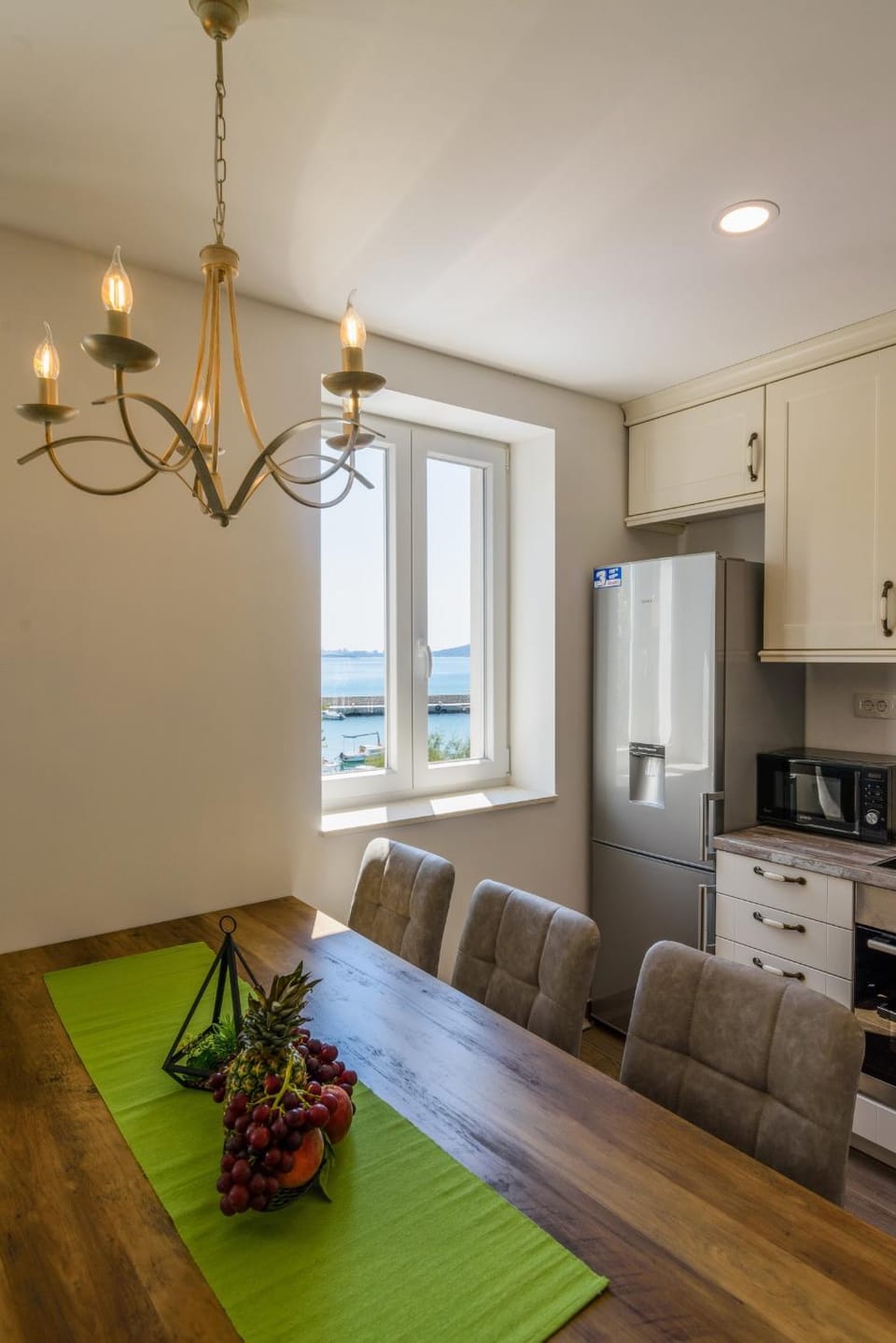 Kitchen or kitchenette, Seating area, Dining area