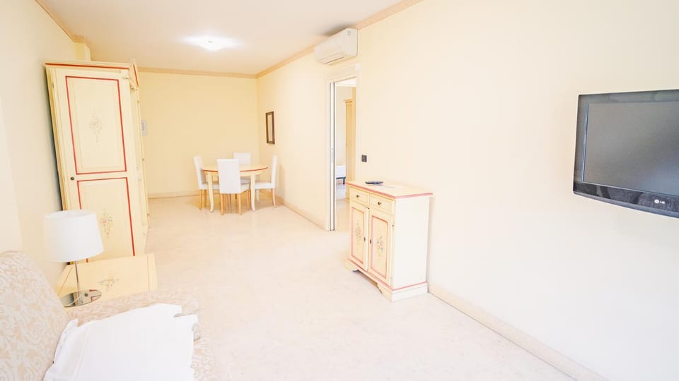 TV and multimedia, Living room, Dining area