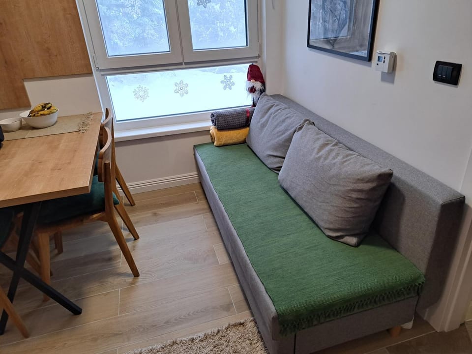 Bed, Living room, Seating area, Dining area