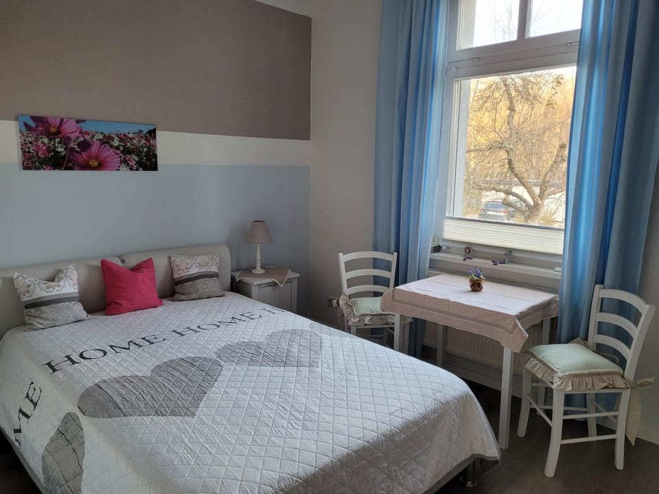 Bed, Living room, Bedroom