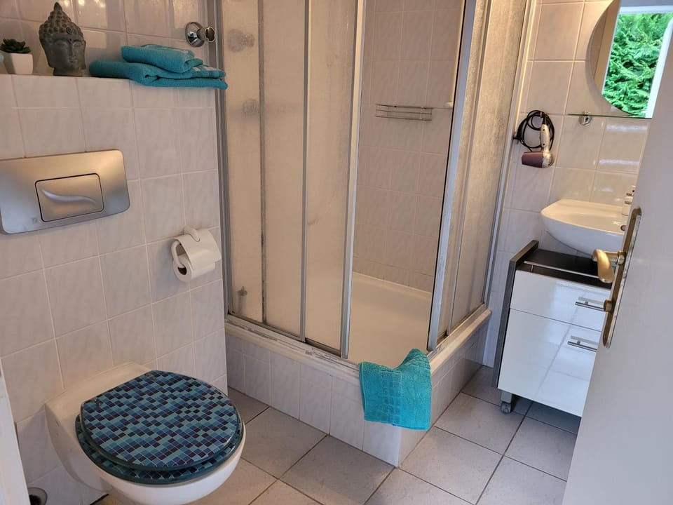Shower, Toilet, Bathroom, towels