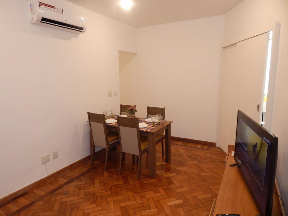 Charmoso e espaçoso 2 Qts à 4 minutos a pé do Mar Apartment in Rio de Janeiro