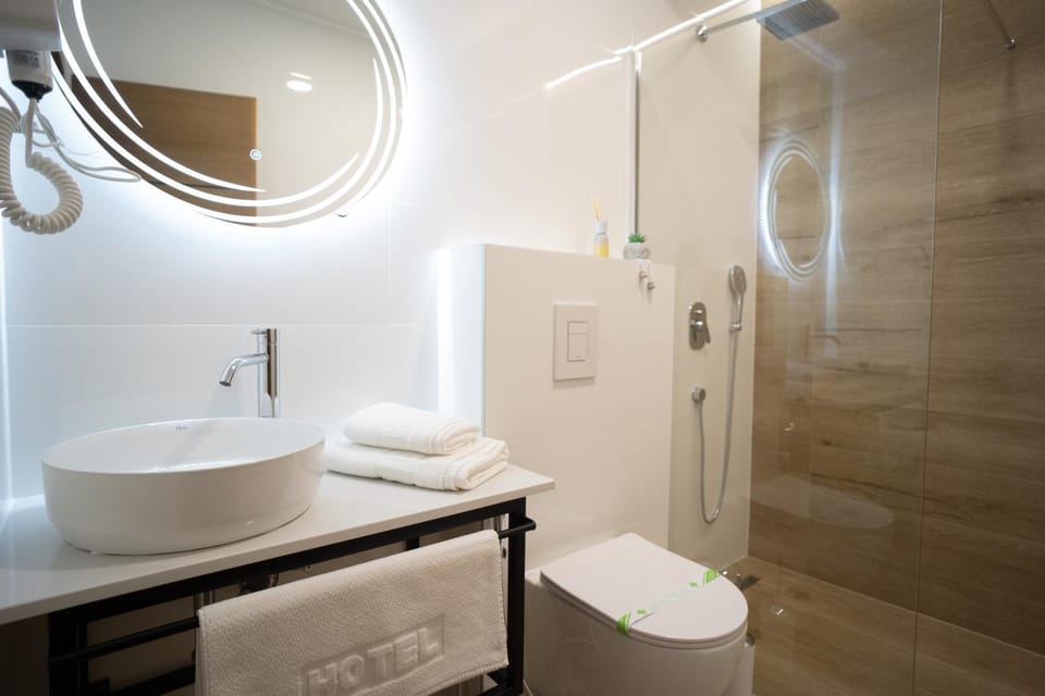 Shower, Toilet, Bathroom, towels