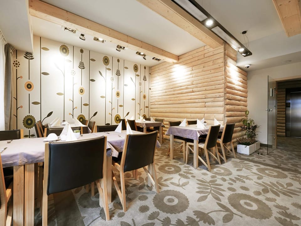 Restaurant/places to eat, Seating area
