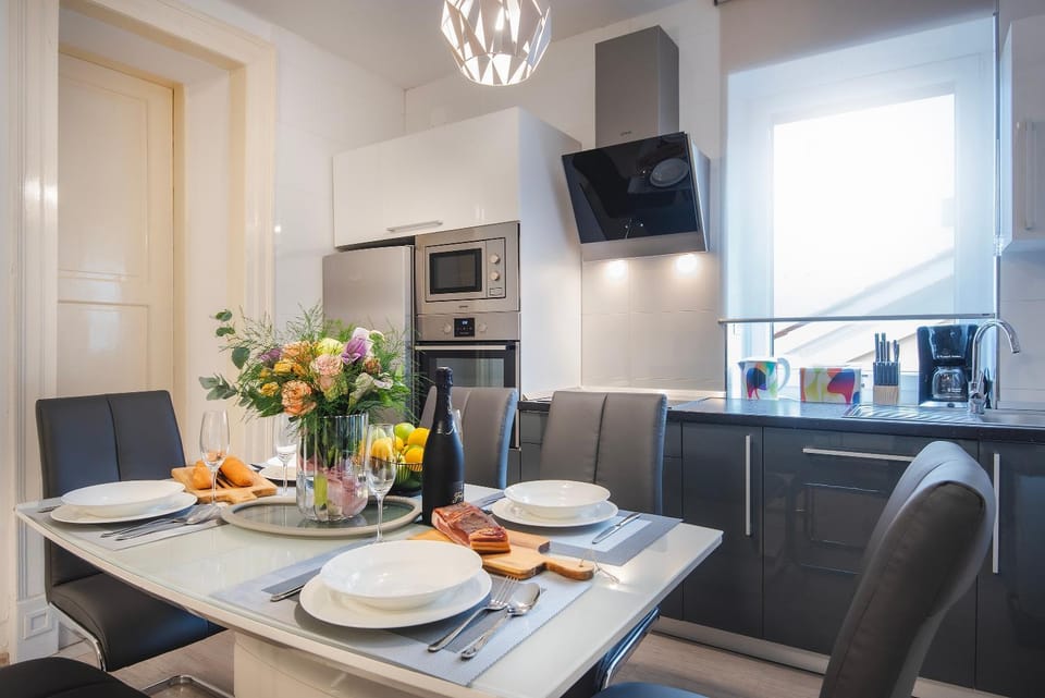 Coffee/tea facilities, Kitchen or kitchenette, Dining area, oven, stove, toaster