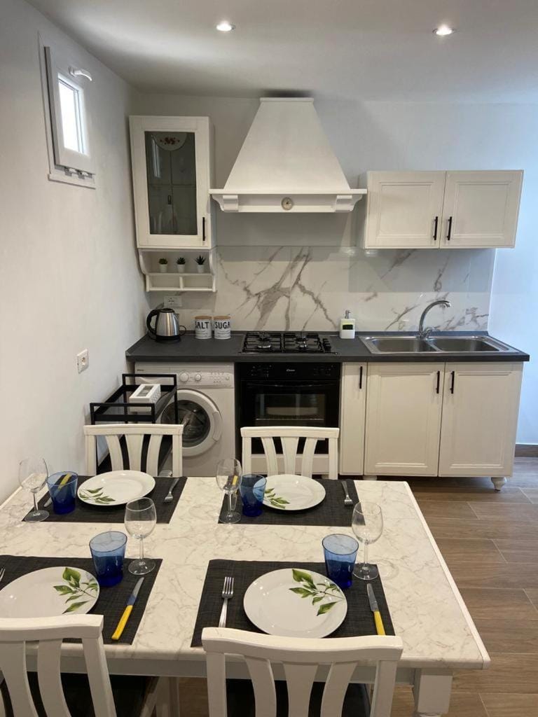 Kitchen or kitchenette, Dining area, pet friendly, stove