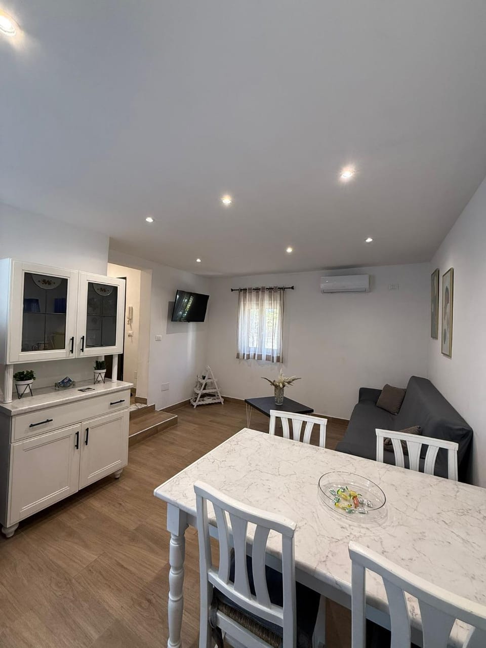 Living room, Seating area, Lunch, Lunch