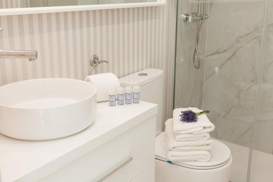 Shower, Toilet, Bathroom, towels