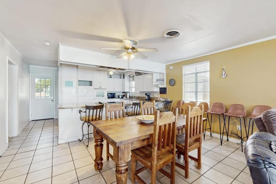Kitchen or kitchenette, Seating area, Dining area