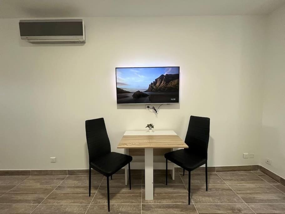 TV and multimedia, Living room, Dining area, air conditioner