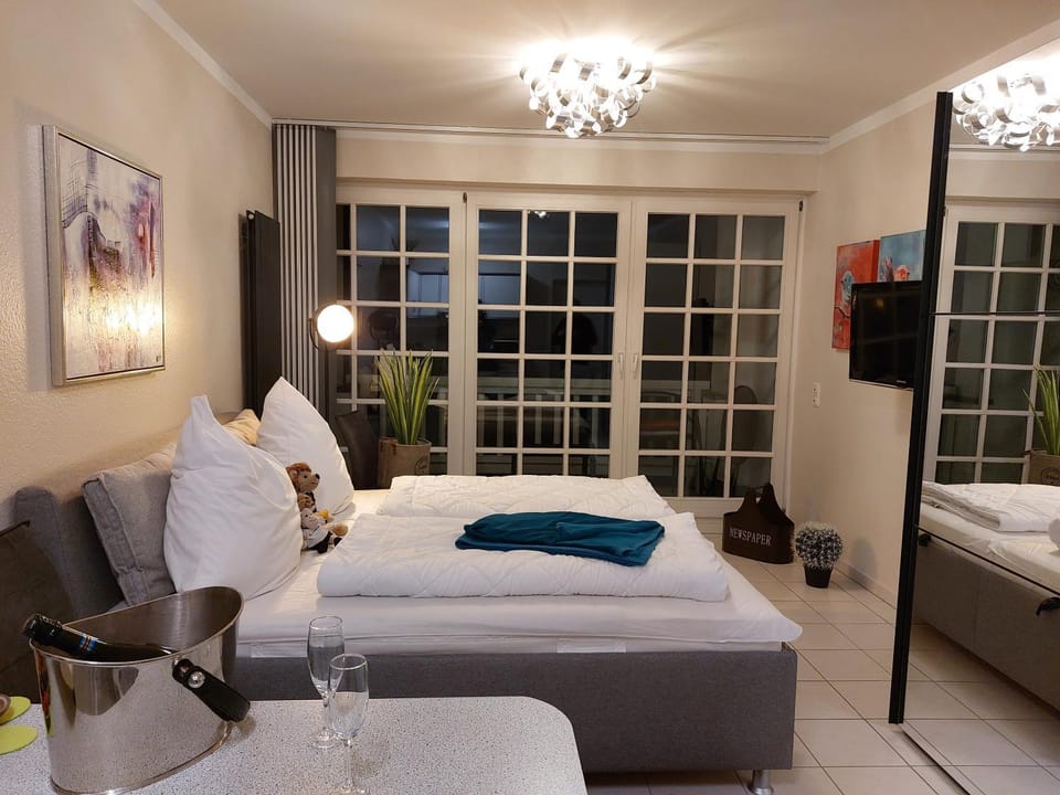Bed, TV and multimedia, Photo of the whole room