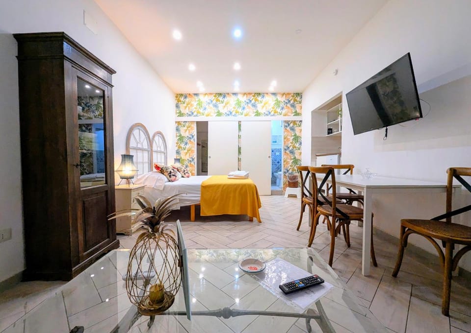 Bed, TV and multimedia, Kitchen or kitchenette, Living room, Photo of the whole room, Seating area, Dining area, Bedroom, wardrobe
