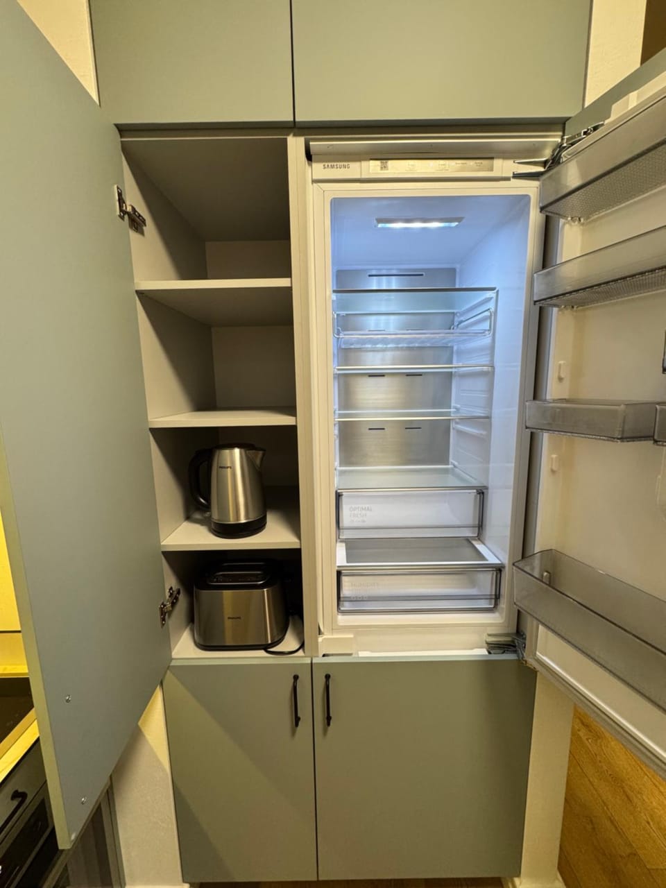 Kitchen or kitchenette, oven