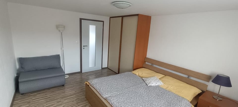 Photo of the whole room, Bedroom