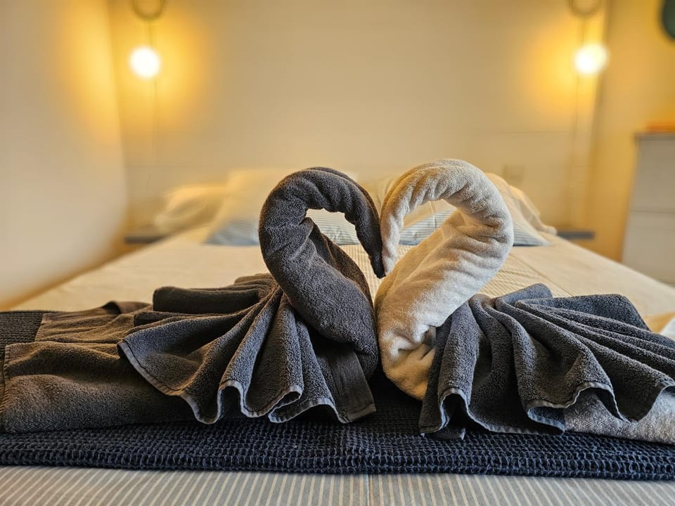 Bed, Bedroom, towels