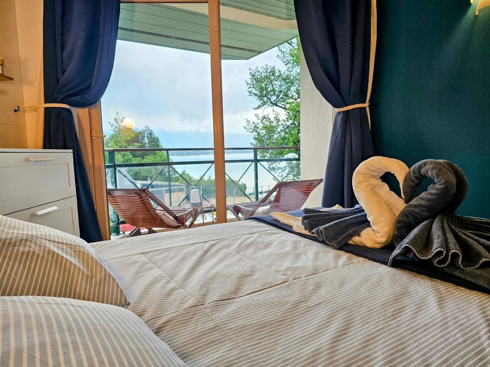 Bed, Natural landscape, View (from property/room), Balcony/Terrace, Bedroom