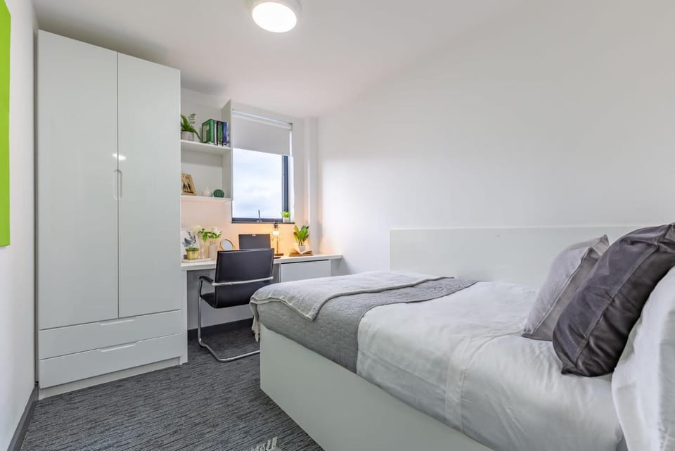 Photo of the whole room, Bedroom, wardrobe