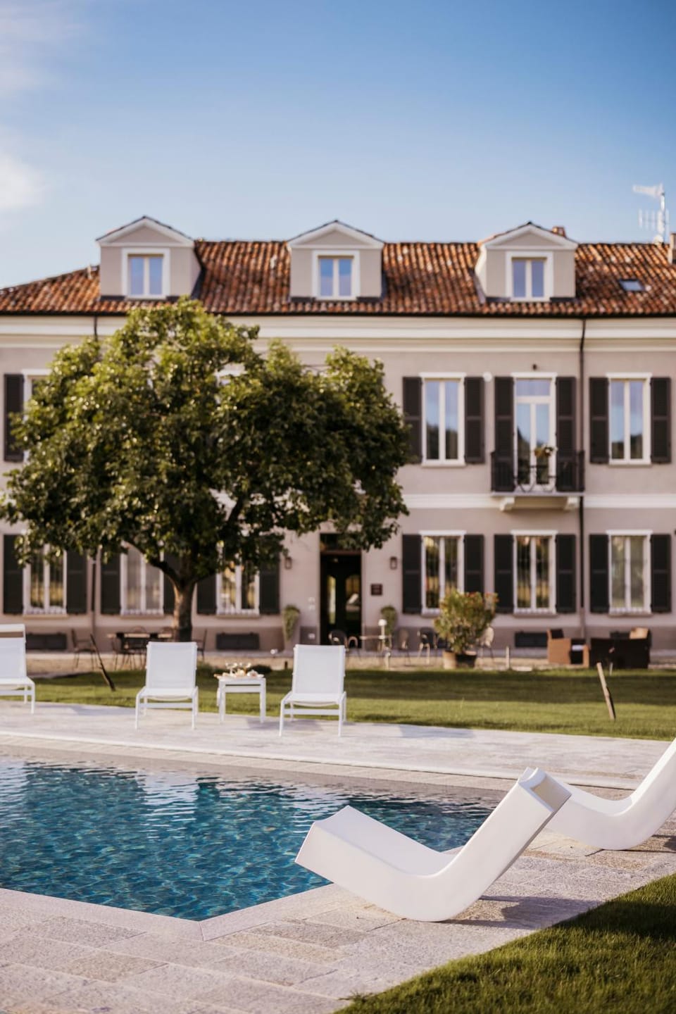Property building, Day, Garden, Garden view, Pool view, Swimming pool, Swimming pool, sunbed