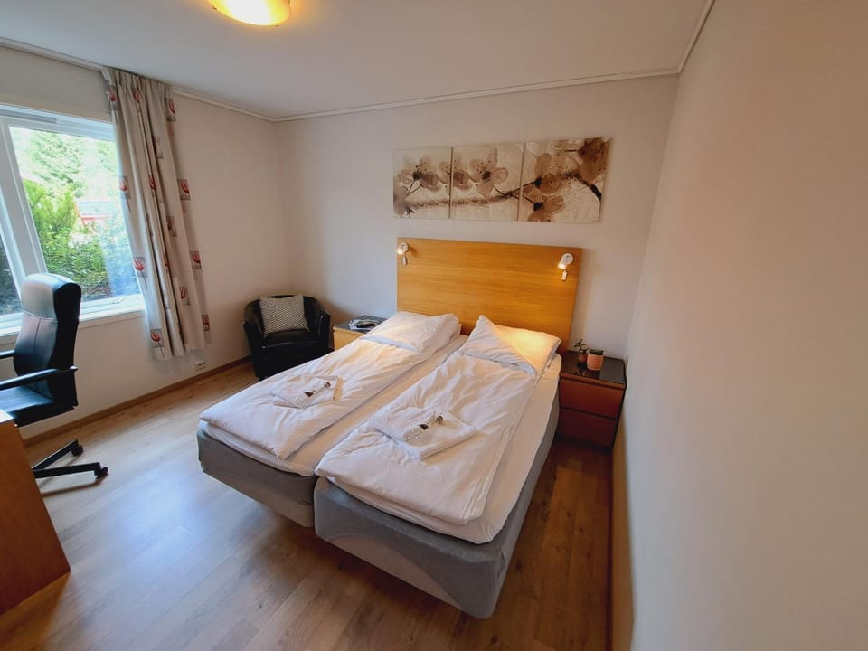 Bed, TV and multimedia, Bedroom