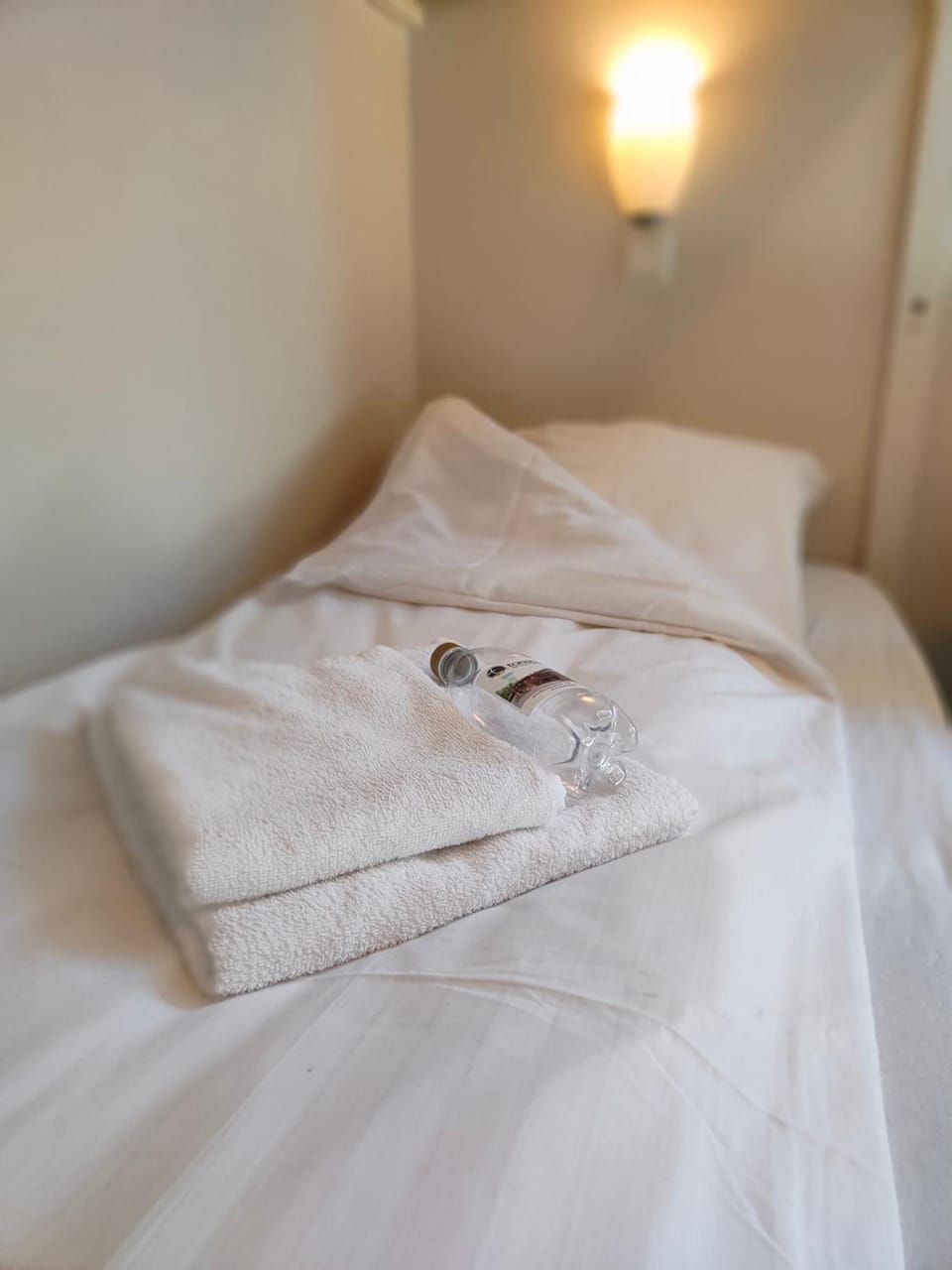 Bed, towels