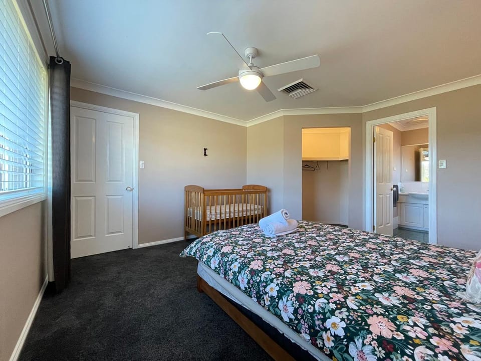 Bed, Photo of the whole room, Bedroom, fireplace, wardrobe
