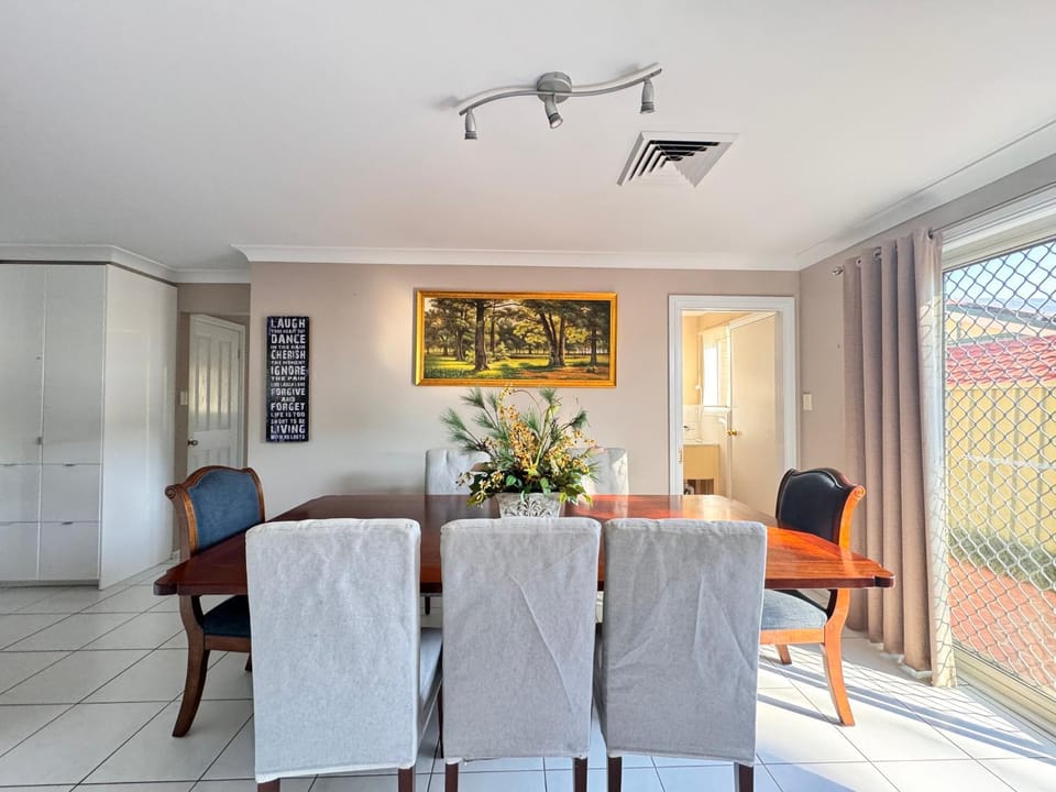 Seating area, Dining area