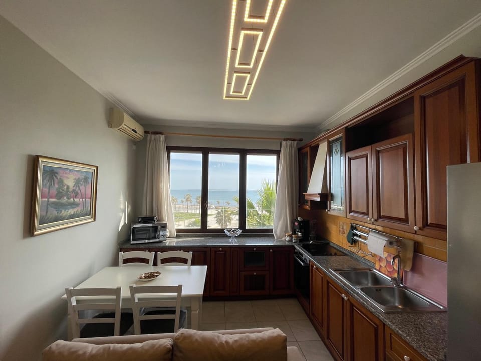 Kitchen or kitchenette, Dining area, minibar, pet friendly, stove