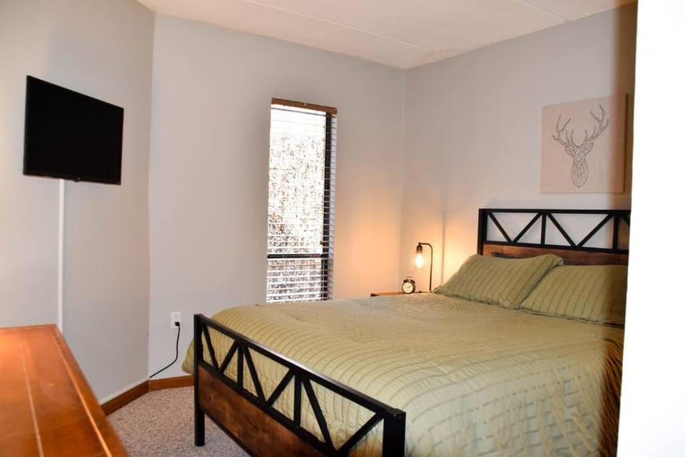 Bed, TV and multimedia, Bedroom