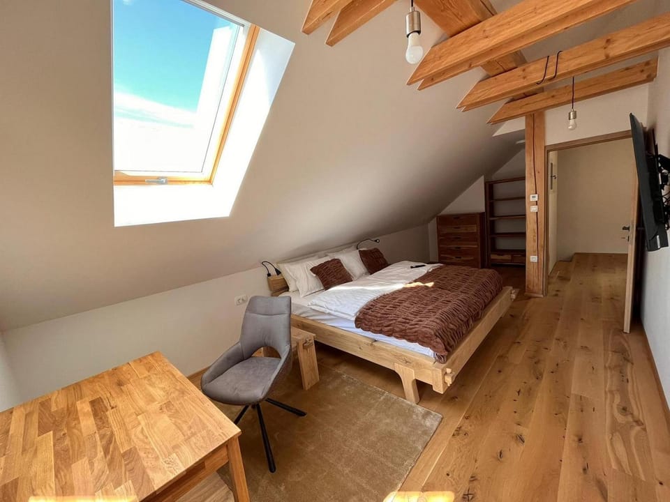 Bed, TV and multimedia, Bedroom