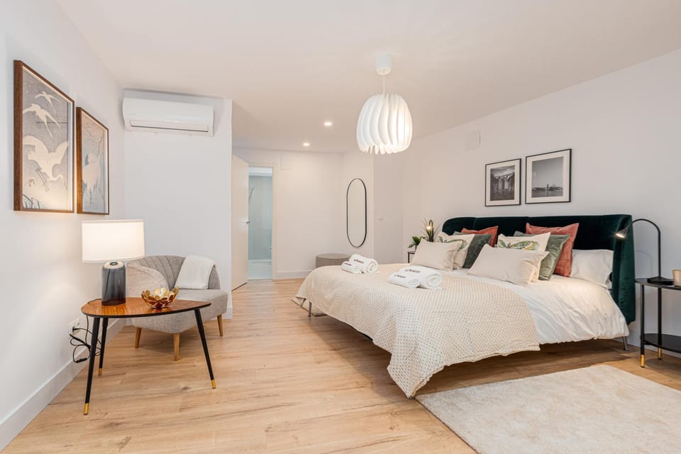 Bed, Photo of the whole room, Bedroom, towels, air conditioner