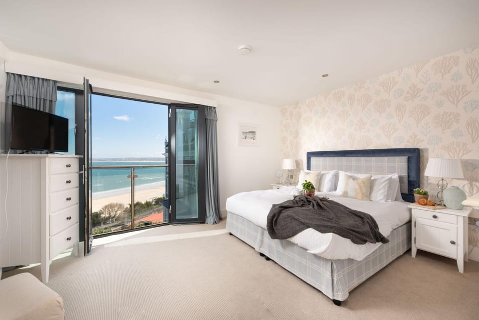 Bed, TV and multimedia, Bedroom, Sea view