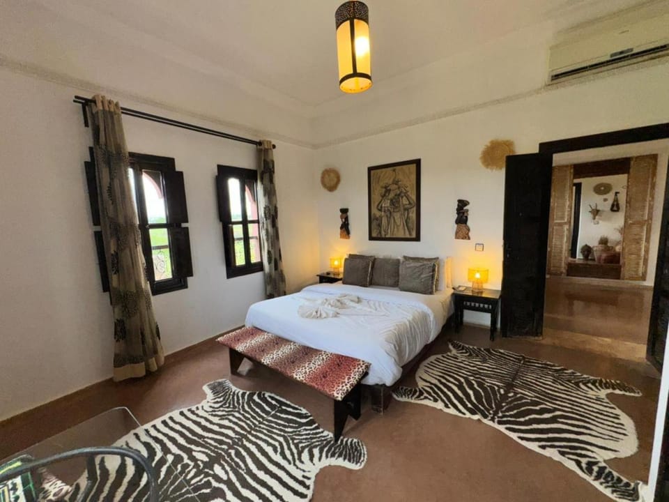 Bed, Living room, Photo of the whole room, Bedroom, towels, air conditioner