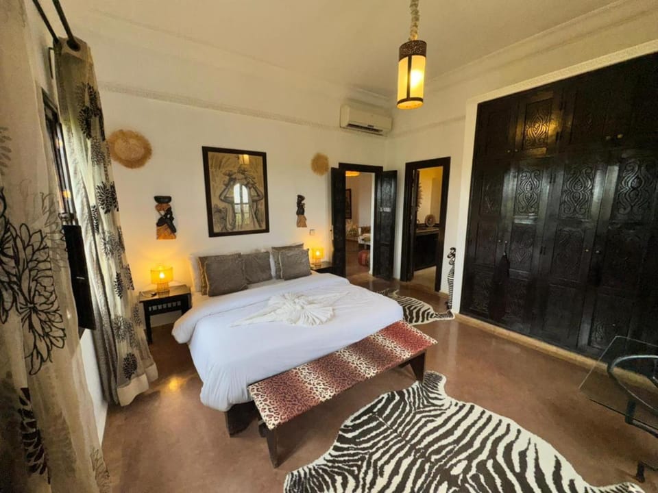 Bed, Photo of the whole room, Bedroom, wardrobe, air conditioner