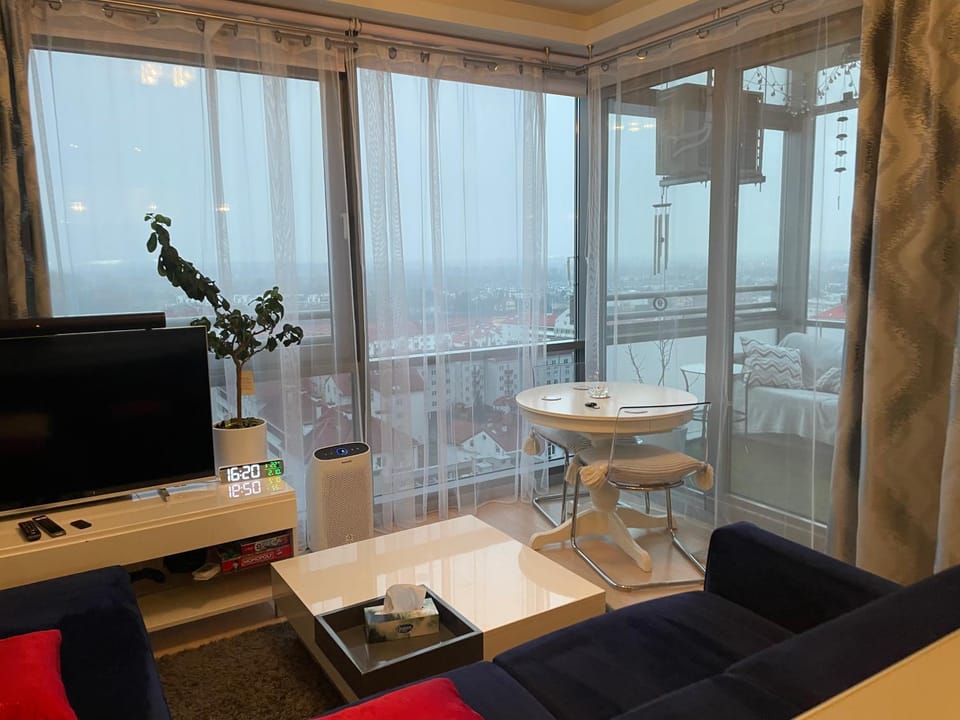 TV and multimedia, Living room, Seating area, Dining area